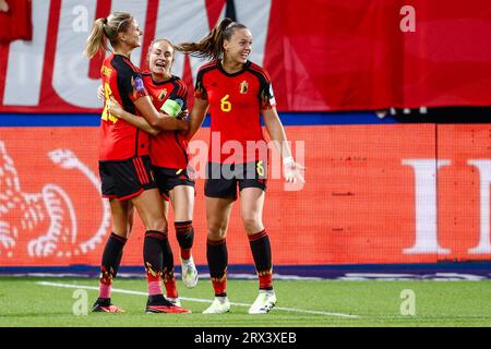 Leuven, Niederlande. September 2023. LEUVEN, NIEDERLANDE - 22. SEPTEMBER: Justine Vanhaevermaet aus Belgien und Tine de Caigny aus Belgien feiern am 22. SEPTEMBER 2023 in Leuven, Niederlande, das Gruppenspiel der Frauen der UEFA Nations League A im King Power-Stadion des Dreef. (Foto: Broer van den Boom/Orange Pictures) Credit: Orange Pics BV/Alamy Live News Stockfoto