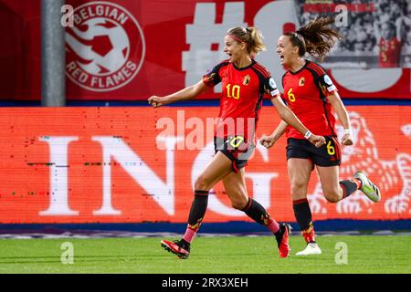 Leuven, Niederlande. September 2023. LEUVEN, NIEDERLANDE - 22. SEPTEMBER: Justine Vanhaevermaet aus Belgien und Tine de Caigny aus Belgien feiern am 22. SEPTEMBER 2023 in Leuven, Niederlande, das Gruppenspiel der Frauen der UEFA Nations League A im King Power-Stadion des Dreef. (Foto: Broer van den Boom/Orange Pictures) Credit: Orange Pics BV/Alamy Live News Stockfoto