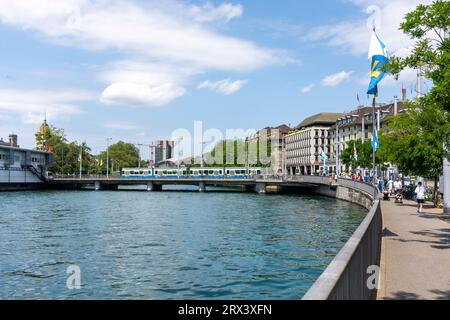Straßenbahnüberquerung Limmat über Bahnhofbrücke, Limmatquai, Altstadt, Stadt Zürich, Zürich, Schweiz Stockfoto