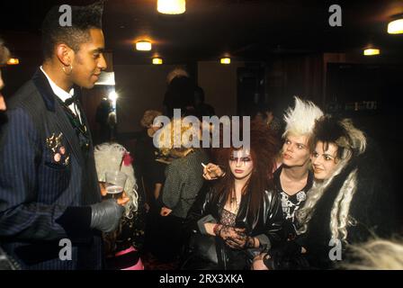 Neal Whitmore aka Neil X Gitarrist mit der neuen Wave Punk Band Sigue Sigue Sputnik in der Bar mit zwei weiblichen Fans, nach ihrem Love Missile F1-11 Auftritt im Tiffany’s in der Newbridge Street. Newcastle upon Tyne, England, 12. März 1986. HOMER SYKES AUS DEN 1980ER JAHREN Stockfoto