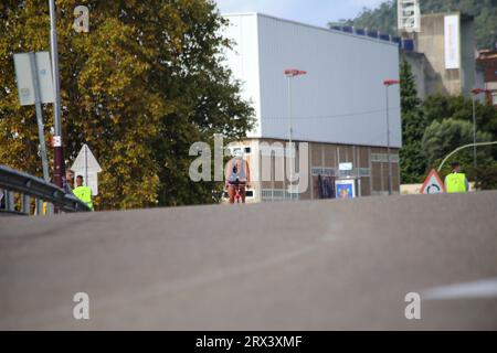 Pontevedra, Galicien, Spanien. September 2023. Pontevedra, Spanien, 22. September 2023: Ein Triathlet, der den Ponte do Santiago bei den Triathlon-Weltmeisterschaften 2023 Age Group Super Sprint Triathlon am 22. September 2023 in Pontevedra, Spanien, überquert. (Bild: © Alberto Brevers/Pacific Press über ZUMA Press Wire) NUR REDAKTIONELLE VERWENDUNG! Nicht für kommerzielle ZWECKE! Quelle: ZUMA Press, Inc./Alamy Live News Stockfoto