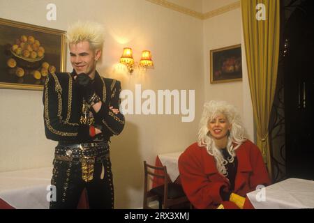 Die Sigue Sigue Sputnik Bandmitglieder Neal Whitmore, bekannt als Neal X und Jane Farrimond aka Yana Yaya beim Frühstück, haben in einem Bed and Breakfast Cherton Hotel übernachtet. Newcastle upon Tyne, England, 13. März 1986. 1980ER JAHRE UK HOMER SYKES Stockfoto