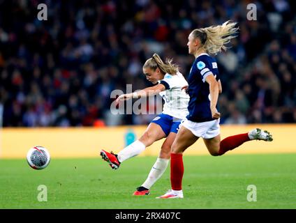 Der Engländer Georgia Stanway versucht beim UEFA Women's Nations League-Spiel der Gruppe A1 im Stadion des Lichts in Sunderland einen Torschuss. Bilddatum: Freitag, 22. September 2023. Stockfoto