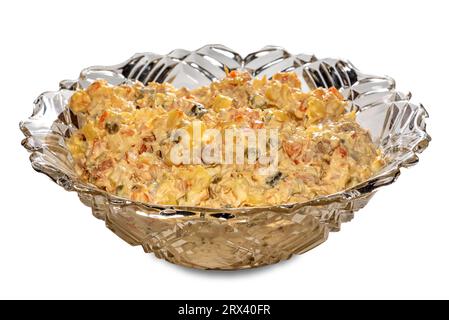 Glasschale mit traditionellem russischem Salat, typischer piemontesischer Salat, Italien mit Gemüsestückchen und Mayonnaise-Sauce. Isoliert auf weiß, cli Stockfoto