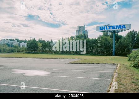 Helsinki, Finnland - 22. August 2022: Riesiges BLAUES BILTEMA-Schild am Eingang des schwedischen Ersatzteillagers, Haushaltswaren auf natürlichem Hintergrund Stockfoto