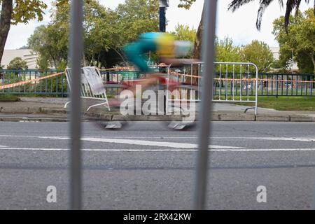 Pontevedra, Galicien, Spanien. September 2023. Pontevedra, Spanien, 22. September 2023: Triathlet im Fahrradsektor während der Triathlon World Championship Age Group Super Sprint Triathlon 2023 am 22. September 2023 in Pontevedra, Spanien. (Bild: © Alberto Brevers/Pacific Press über ZUMA Press Wire) NUR REDAKTIONELLE VERWENDUNG! Nicht für kommerzielle ZWECKE! Quelle: ZUMA Press, Inc./Alamy Live News Stockfoto