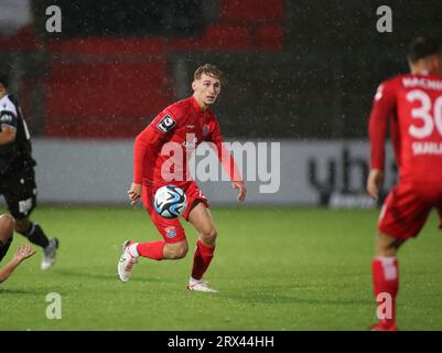 Unterhaching, Deutschland. September 2023. Unterhaching, Deutschland 22. September 2023: Fussball, Herren, 3.Liga, Saison 2023/2024, SpVgg Unterhaching - Arminia Bielefeld, Uhlsportpark Unterhaching Nils Ortel (SpVgg Unterhaching) am Ball DFB-Vorschriften verbieten die Verwendung von Fotos als Bildsequenzen und/oder Quasi-Video Credit: dpa/Alamy Live News Stockfoto