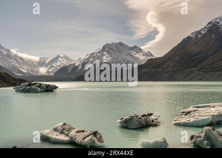 Gruppe von Eisbergen, die auf der Oberfläche des Tasman Lake im Mount Cook National Park schweben Stockfoto