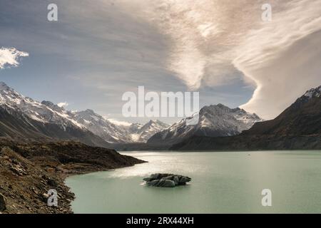 Gruppe von Eisbergen, die auf der Oberfläche des Tasman Lake im Mount Cook National Park schweben Stockfoto