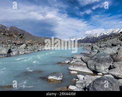 Gruppe von Eisbergen, die auf der Oberfläche des Tasman Lake im Mount Cook National Park schweben Stockfoto