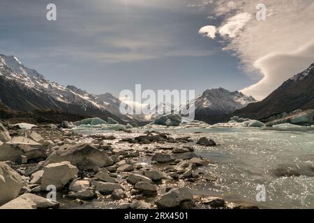 Gruppe von Eisbergen, die auf der Oberfläche des Tasman Lake im Mount Cook National Park schweben Stockfoto