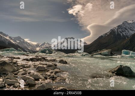 Gruppe von Eisbergen, die auf der Oberfläche des Tasman Lake im Mount Cook National Park schweben Stockfoto