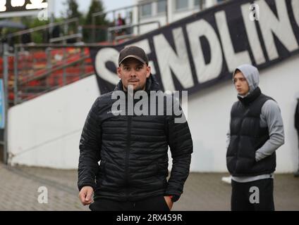 Unterhaching, Deutschland. September 2023. Unterhaching, Deutschland 22. September 2023: Fussball, Herren, 3.Liga, Saison 2023/2024, SpVgg Unterhaching - Arminia Bielefeld, Uhlsportpark Unterhaching Marc Unterberger, Trainer (SpVgg Unterhaching) Kopf, Oberkörper DFB-Vorschriften verbieten die Verwendung von Fotos als Bildsequenzen und/oder Quasi-Video Credit: dpa/Alamy Live News Stockfoto