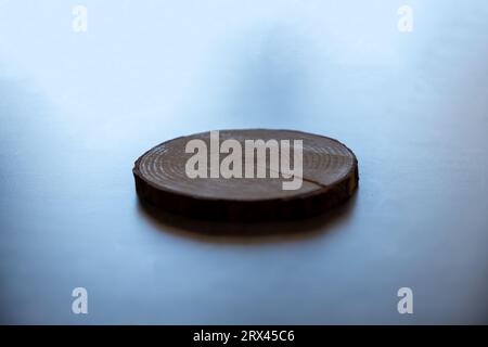 Holzstempel auf grauem Hintergrund Stockfoto