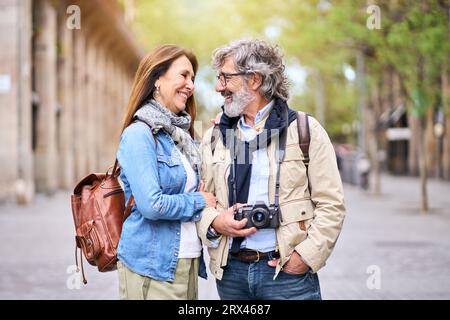 Liebevolles älteres Touristenpaar, das romantische Natur in der Stadt betrachtet. Lächelnde Erwachsene Reisende. Stockfoto