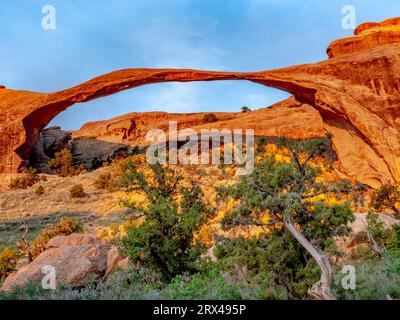 Iconic überhängenden Felsformation im Morgengrauen in der Nähe von Moab, Utah Stockfoto