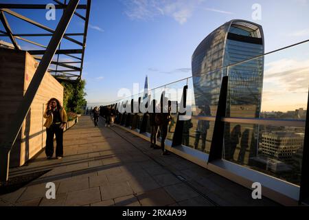 The Garden at 120 ist eine Dachterrasse und Aussichtspunkt im Freien, die sich oben im Gebäude Fen Court in der Fenchurch Street 120 befindet. Die Leute laufen herum Stockfoto