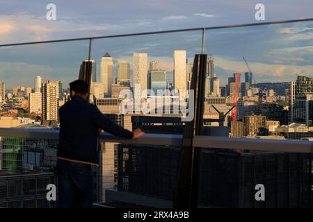 The Garden at 120 ist eine Dachterrasse und Aussichtspunkt im Freien, die sich oben im Gebäude Fen Court in der Fenchurch Street 120 befindet. Die Leute laufen herum Stockfoto