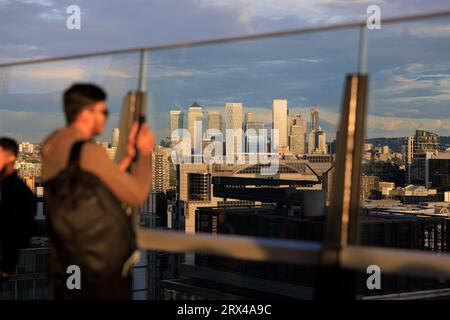The Garden at 120 ist eine Dachterrasse und Aussichtspunkt im Freien, die sich oben im Gebäude Fen Court in der Fenchurch Street 120 befindet. Die Leute laufen herum Stockfoto