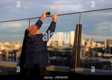 The Garden at 120 ist eine Dachterrasse und Aussichtspunkt im Freien, die sich oben im Gebäude Fen Court in der Fenchurch Street 120 befindet. Ein Mann nimmt ein Foto Stockfoto