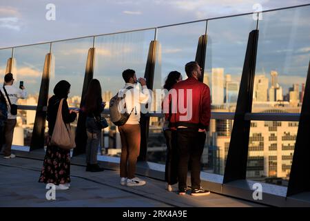 The Garden at 120 ist eine Dachterrasse und Aussichtspunkt im Freien, die sich oben im Gebäude Fen Court in der Fenchurch Street 120 befindet. Die Leute laufen herum Stockfoto