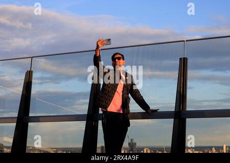 The Garden at 120 ist eine Dachterrasse und Aussichtspunkt im Freien, die sich oben im Gebäude Fen Court in der Fenchurch Street 120 befindet. Ein Mann nimmt ein Foto Stockfoto