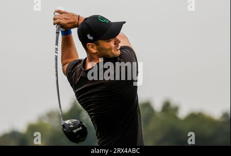 Sugar Grove, Usa. September 2023. Martin Kaymer aus Deutschland trifft seinen Abschlag auf das sechzehnte Loch während der ersten Runde des LIV Golf League Turniers 2023 auf Rich Harvest Farms in Sugar Grove, Illinois, am Freitag, den 22. September 2023. Das Turnier findet vom 22. Bis 24. September statt. Foto von Tannen Maury/UPI Credit: UPI/Alamy Live News Stockfoto