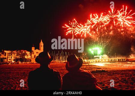 Sitges, Spanien. September 2023. Tausende verfolgen das traditionelle Feuerwerk in der Kirche „San Bartolome“ während des „Santa Tecla“ Festivals in Sitges. Credit: Matthias Oesterle/Alamy Live News Stockfoto