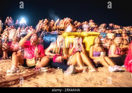 Sitges, Spanien. September 2023. Tausende verfolgen das traditionelle Feuerwerk in der Kirche „San Bartolome“ während des „Santa Tecla“ Festivals in Sitges. Credit: Matthias Oesterle/Alamy Live News Stockfoto