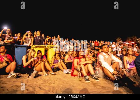 Sitges, Spanien. September 2023. Tausende verfolgen das traditionelle Feuerwerk in der Kirche „San Bartolome“ während des „Santa Tecla“ Festivals in Sitges. Credit: Matthias Oesterle/Alamy Live News Stockfoto