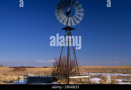 Windmühle in der Nähe von Cow Lake, Valentine National Wildlife Refuge, Nebraska Stockfoto