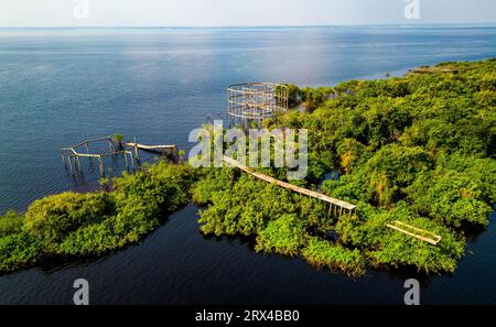 Blick auf die einst berühmten Ruinen des Ariau Hotels in der Nähe von Manaus Brasilien von oben Stockfoto