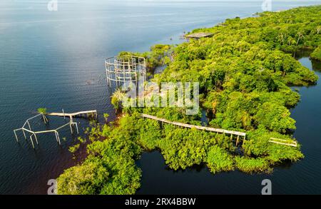 Blick auf die einst berühmten Ruinen des Ariau Hotels in der Nähe von Manaus Brasilien von oben Stockfoto