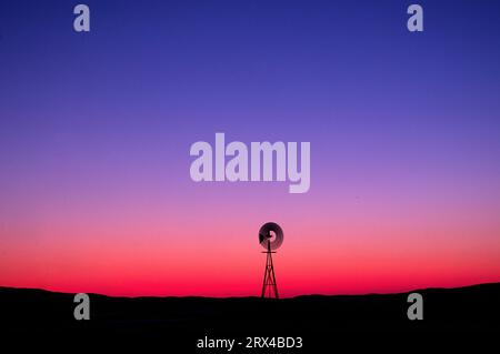 Windmühle Sunset, Valentine National Wildlife Refuge, Nebraska Stockfoto