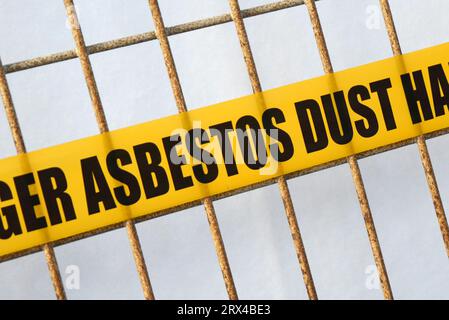 Asbestschutzband um eine Baustelle herum Stockfoto