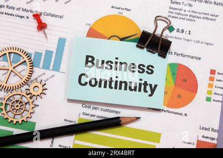 Schwarze Pancel schreiben einen Text BUSINESS CONTINUITY PLAN auf den gelben HINTERGRUND. Stockfoto