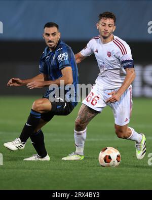 Bergamo, Italien, 21. September 2023. Davide Zappacosta aus Atalanta kämpft im Stadion Di Bergamo gegen Giannis Papanikolaou aus Rakow während des UEFA Champions League-Spiels um den Besitz. Auf dem Bild sollte stehen: Jonathan Moscrop / Sportimage Stockfoto