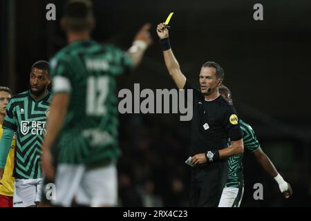 DEVENTER - (l-r) Loreintz Rosier von Fortuna Sittard, Ivo Pinto von Fortuna Sittard Schiedsrichter Bas Nijhuis während des niederländischen Eredivisie-Spiels zwischen Go Ahead Eagles und Fortuna Sittard in de Adelaarshorst am 22. September 2023 in Deventer, Niederlande. ANP BART STOUTJESDIJK Stockfoto