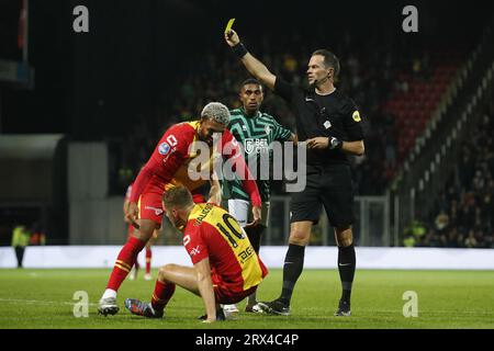 DEVENTER - (l-r) Sylla Sow of Go Ahead Eagles, Philippe Rommens of Go Ahead Eagles, Deroy Duarte of Fortuna Sittard, Schiedsrichter Bas Nijhuis während des niederländischen Eredivisie-Spiels zwischen Go Ahead Eagles und Fortuna Sittard in de Adelaarshorst am 22. September 2023 in Deventer, Niederlande. ANP BART STOUTJESDIJK Stockfoto