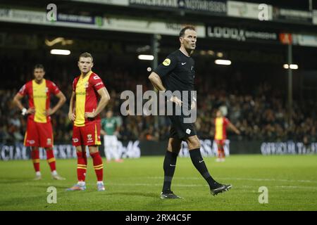 DEVENTER - (l-r) Philippe Rommens von Go Ahead Eagles, Schiedsrichter Bas Nijhuis während des niederländischen Eredivisie-Spiels zwischen Go Ahead Eagles und Fortuna Sittard in de Adelaarshorst am 22. September 2023 in Deventer, Niederlande. ANP BART STOUTJESDIJK Stockfoto