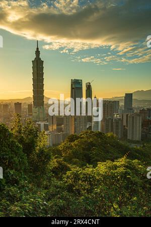 Das Licht des Sonnenuntergangs beleuchtet Taipeh, die Hauptstadt Taipeh Stockfoto