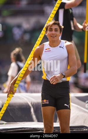 Armand Duplantis (SWE) schafft eine Weltrekordhöhe von 20-4 (6,23 m) und gewinnt im Stabhochsprung der Männer bei den Diamond League Championships in der Pre-CLA Stockfoto