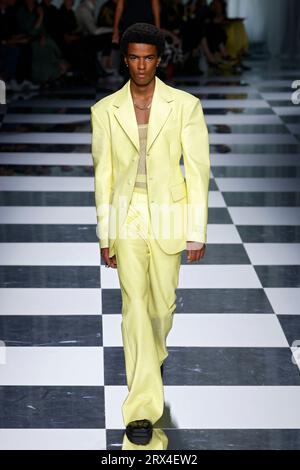 Mailand, Italien. September 2023. VERSACE Frühjahr/Sommer 2024 Laufsteg während der Milan Fashion Week am 2023. September - Mailand; Italien 22/09/2023 Credit: dpa/Alamy Live News Stockfoto