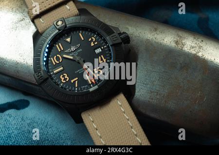 Bilder der Breitling Avenger Nachtmission GMT, einer Reise- und tauchfähigen Uhr aus DLC-Titan Stockfoto