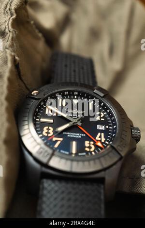 Bilder der Breitling Avenger Nachtmission GMT, einer Reise- und tauchfähigen Uhr aus DLC-Titan Stockfoto