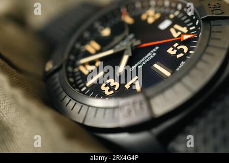 Bilder der Breitling Avenger Nachtmission GMT, einer Reise- und tauchfähigen Uhr aus DLC-Titan Stockfoto