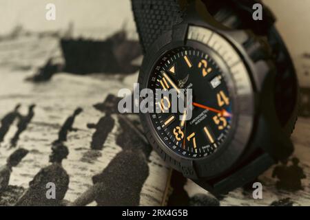 Bilder der Breitling Avenger Nachtmission GMT, einer Reise- und tauchfähigen Uhr aus DLC-Titan Stockfoto