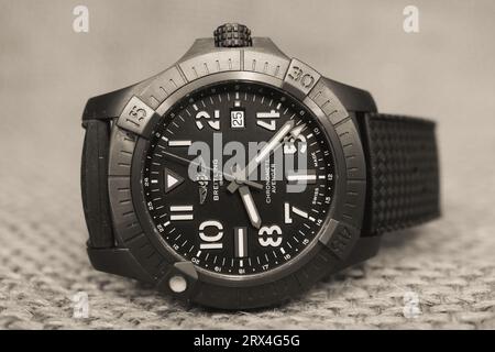 Bilder der Breitling Avenger Nachtmission GMT, einer Reise- und tauchfähigen Uhr aus DLC-Titan Stockfoto