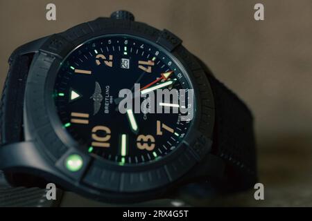 Bilder der Breitling Avenger Nachtmission GMT, einer Reise- und tauchfähigen Uhr aus DLC-Titan Stockfoto