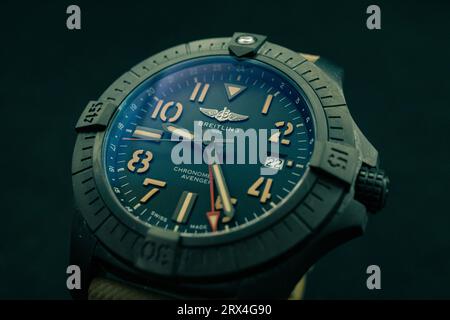 Bilder der Breitling Avenger Nachtmission GMT, einer Reise- und tauchfähigen Uhr aus DLC-Titan Stockfoto